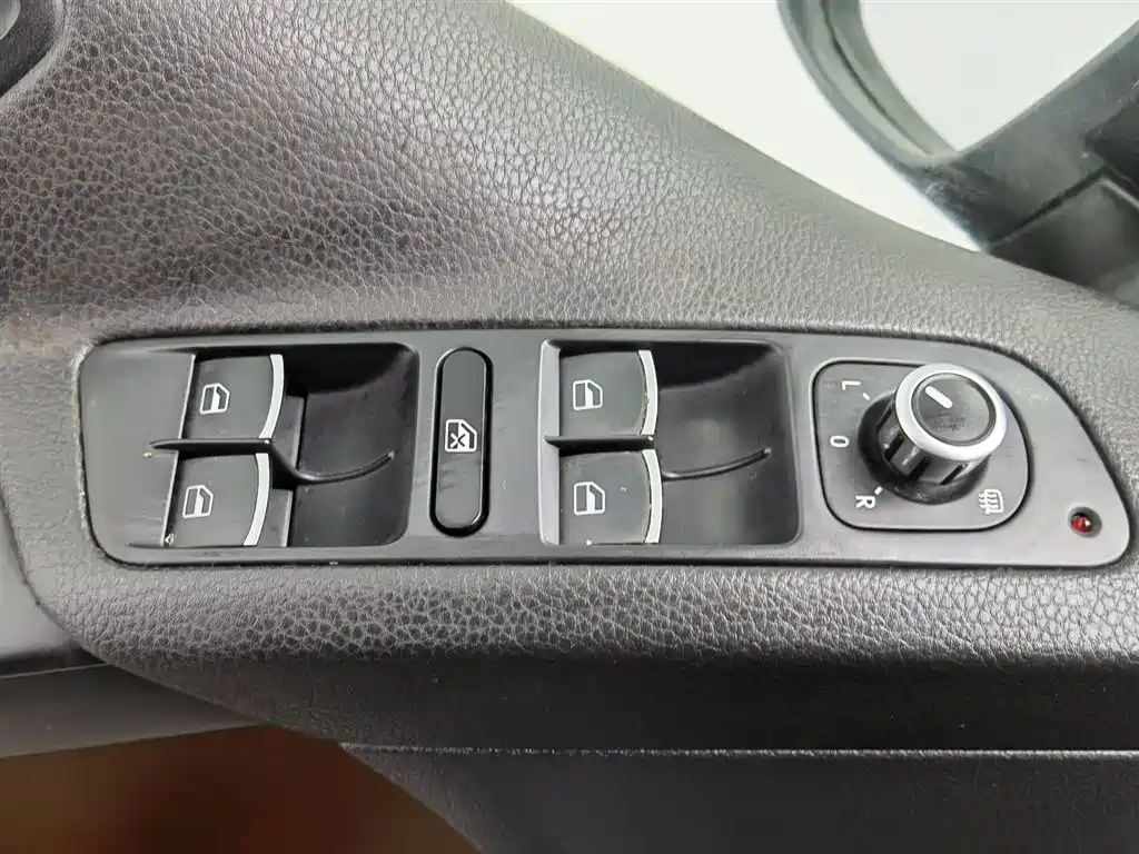Volkswagen Tiguan 2012 2.0TSI Comfort фото 9