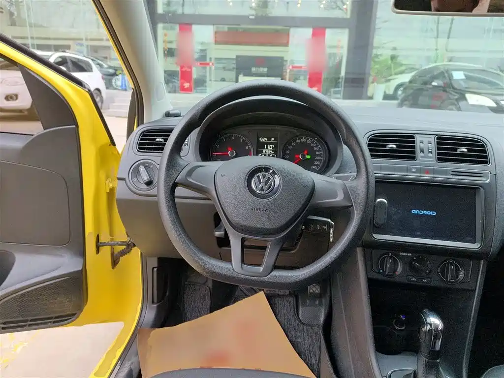 Volkswagen Polo 2016 1.4L Automatic Trend фото 11