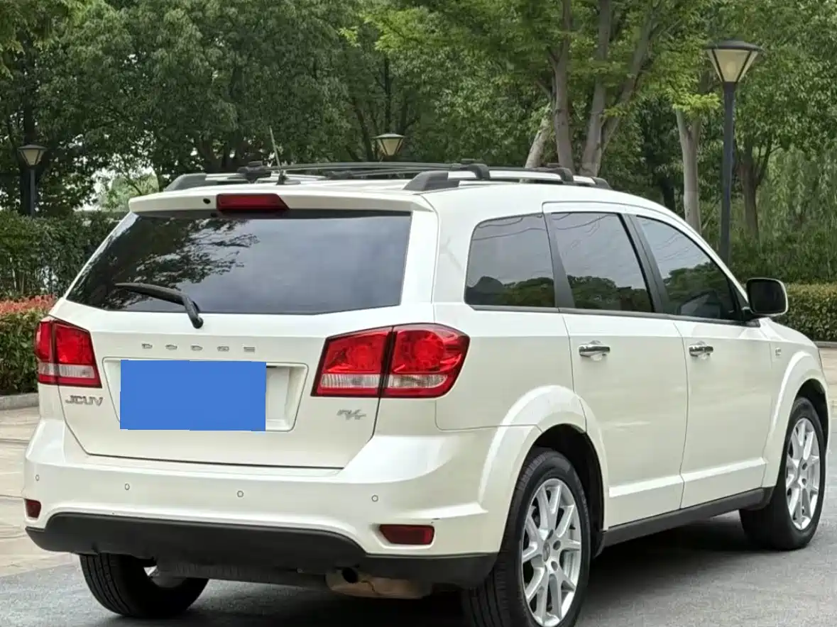 Dodge Journey 2013 2013 Model 2.4L 2WD Premium Edition