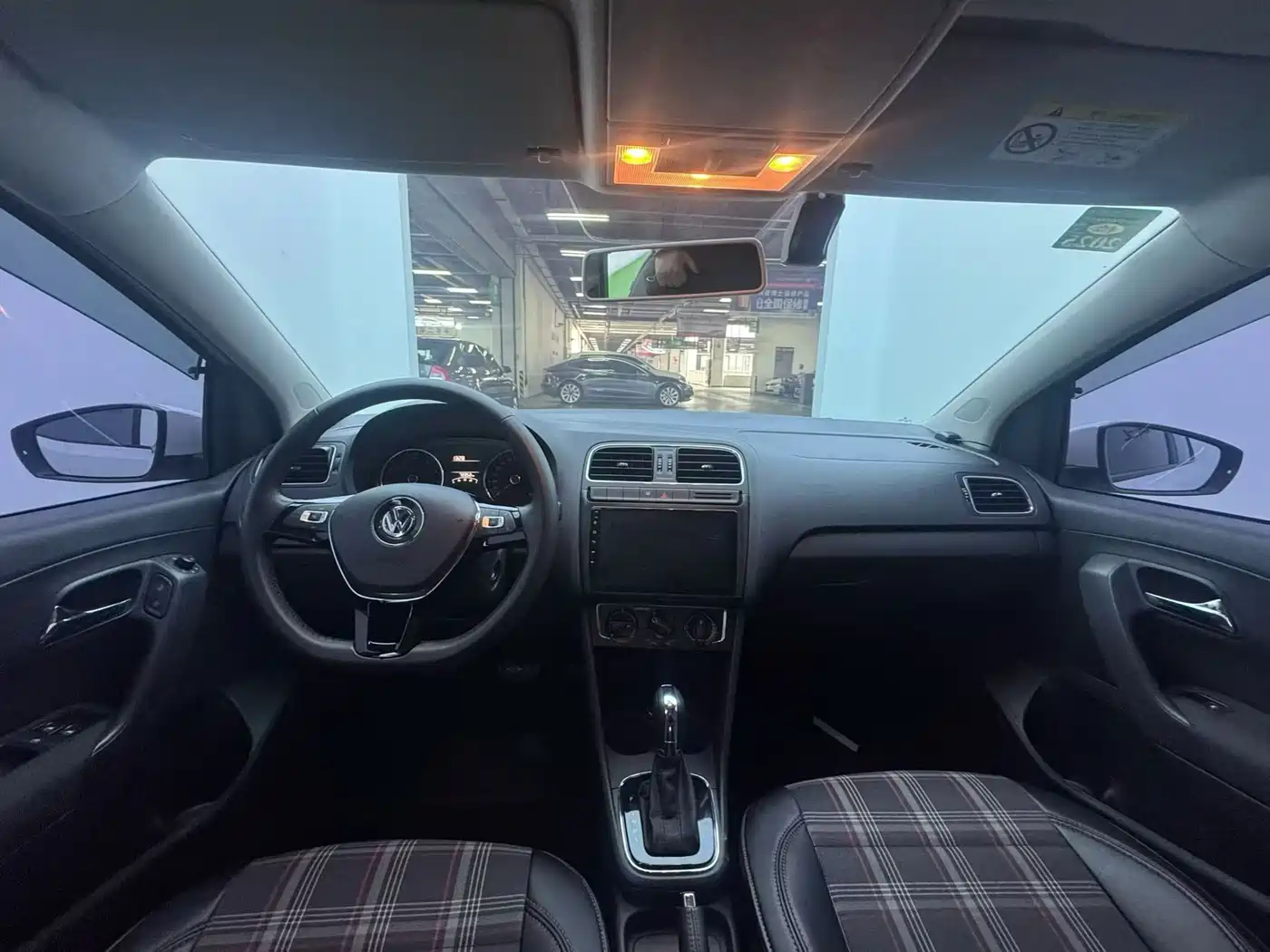 Volkswagen Polo 2016 1.6L Automatic Comfort фото 6