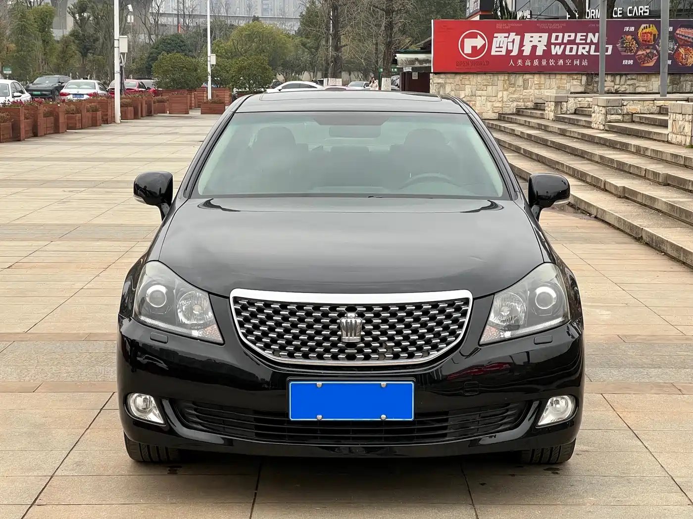 Toyota Crown 2011 2.5L Royal Leather Sunroof Special Edition фото 2