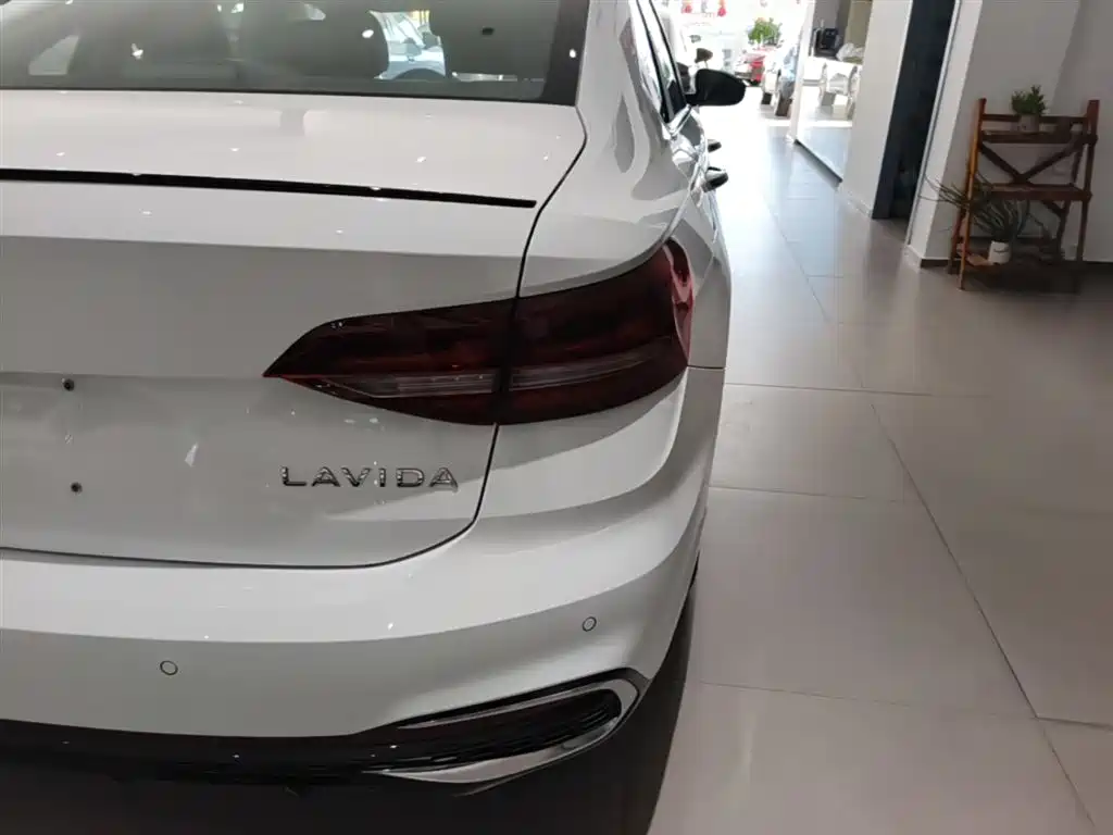 Volkswagen Lavida 2024 Model 300TSI DSG Starlight Leading Edition фото 8