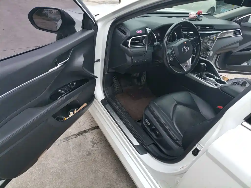 Toyota Camry 2018 Hybrid 2.5HG Luxury Edition фото 14
