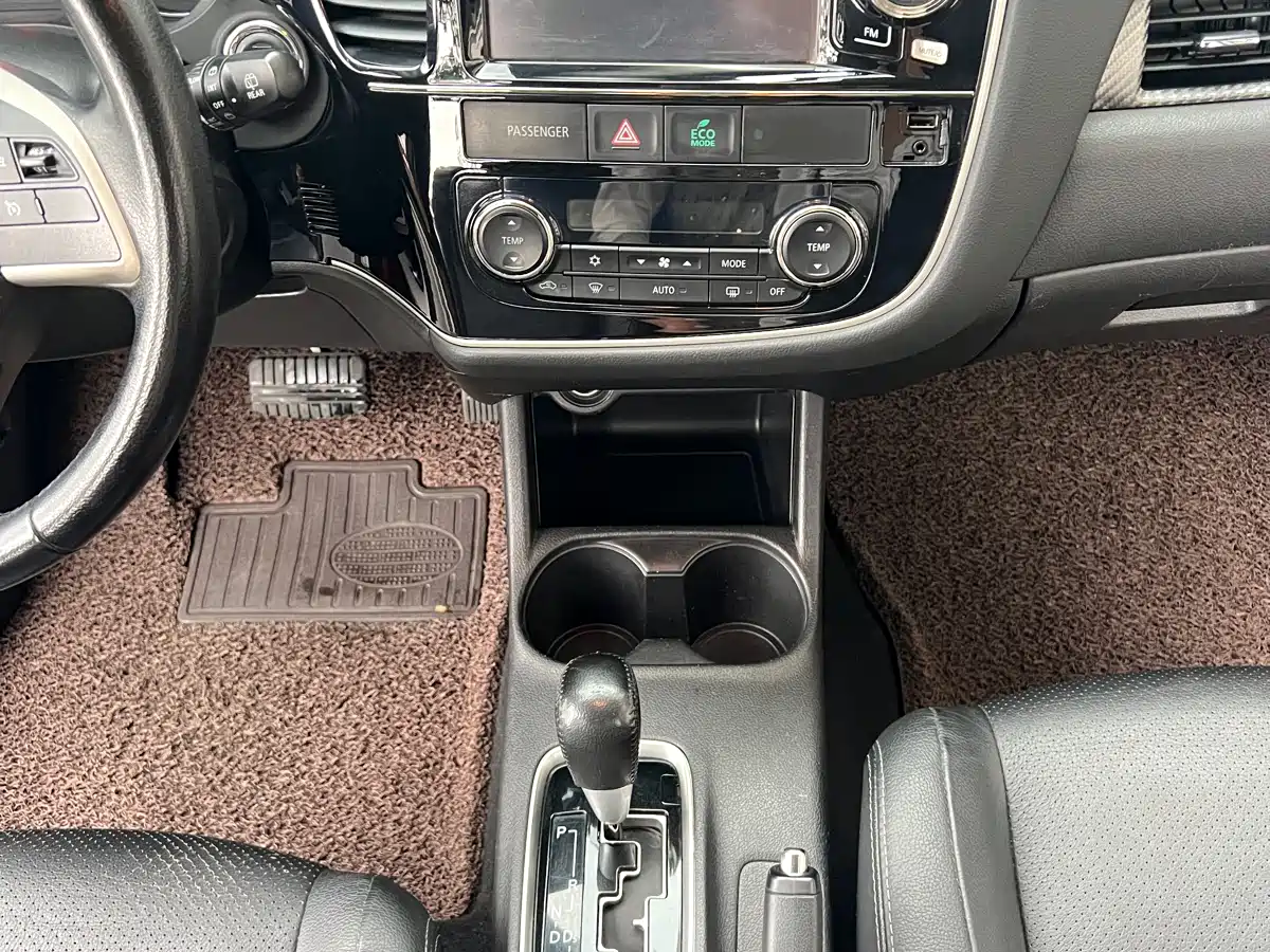 Mitsubishi Outlander (Import) 2014 2.4L 4WD Luxury Value Edition 5-seater фото 19