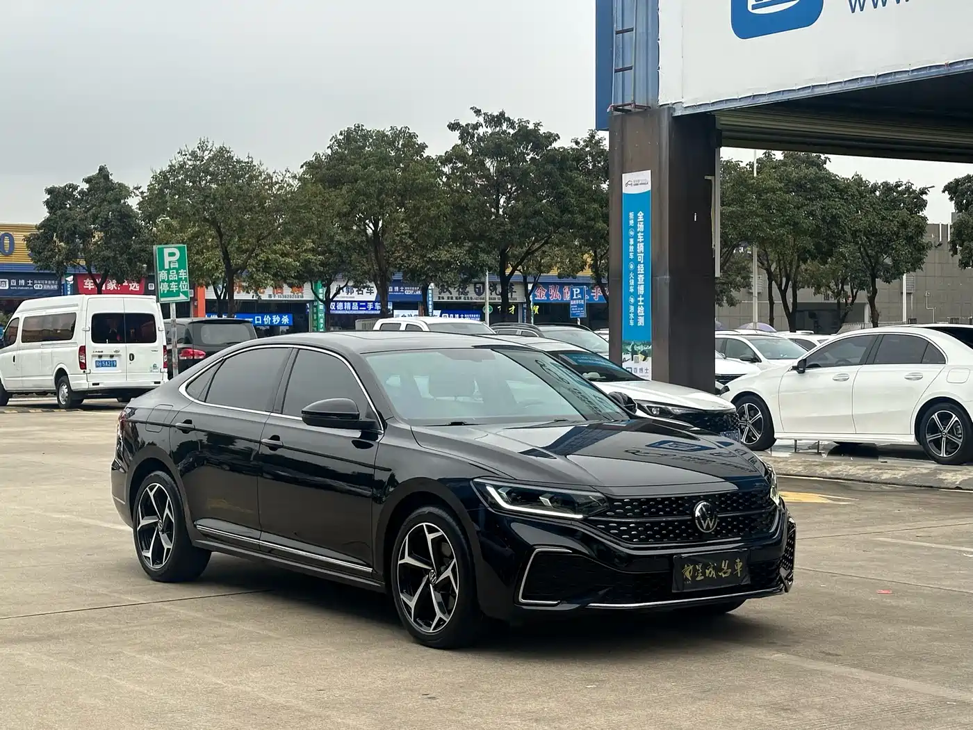 Volkswagen Passat 2025 Outstanding 380TSI Starlight Dragon Soaring Edition фото 3