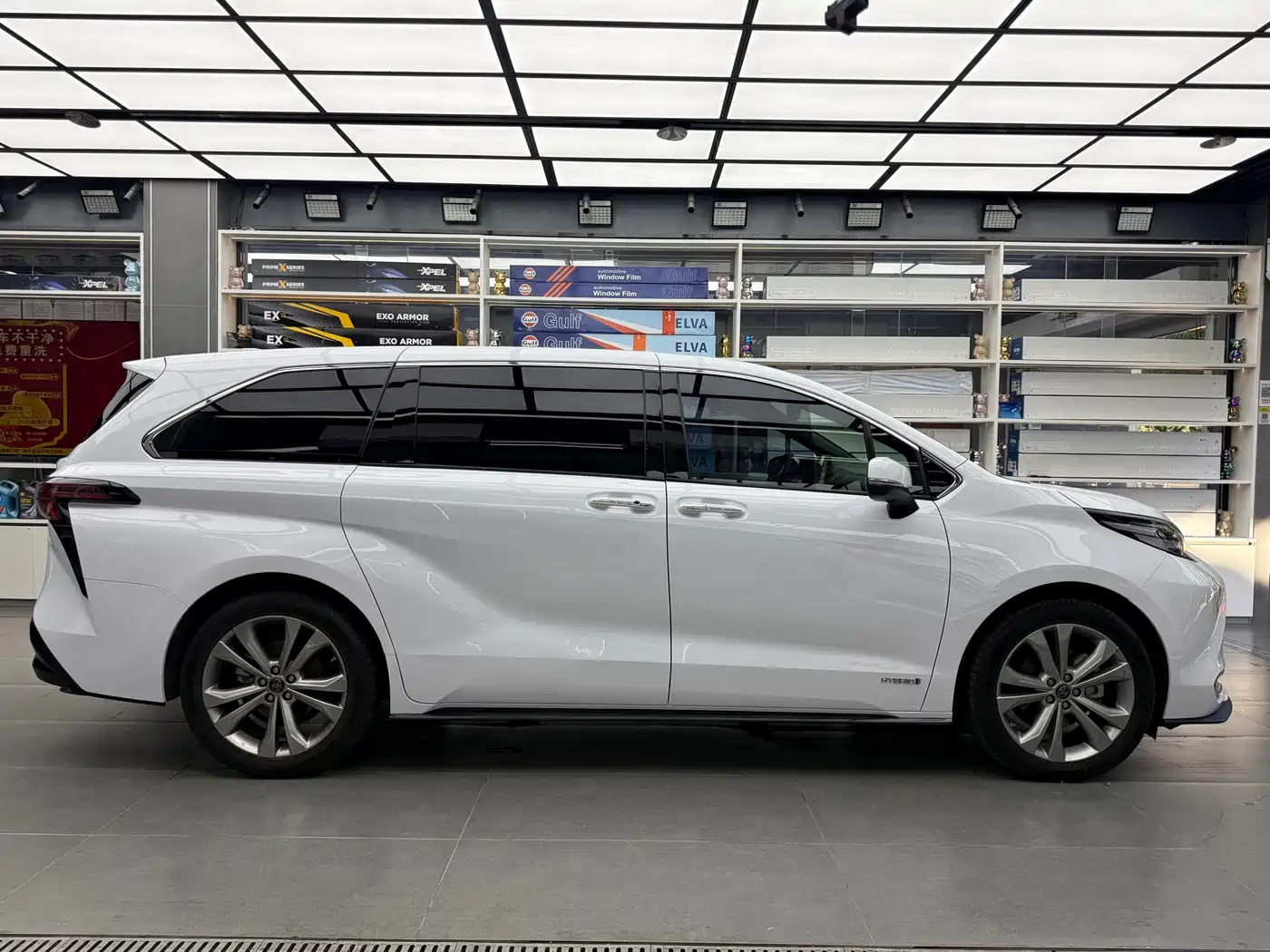 Toyota Sienna 2023 2.5L Hybrid Premium Edition фото 4