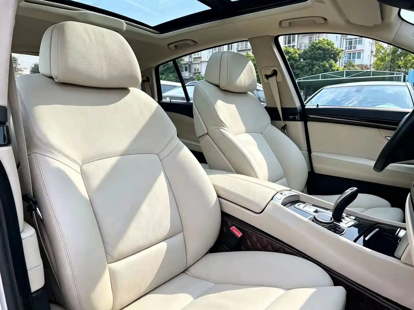 BMW 5 Series GT 2011 535i Elegance фото 17