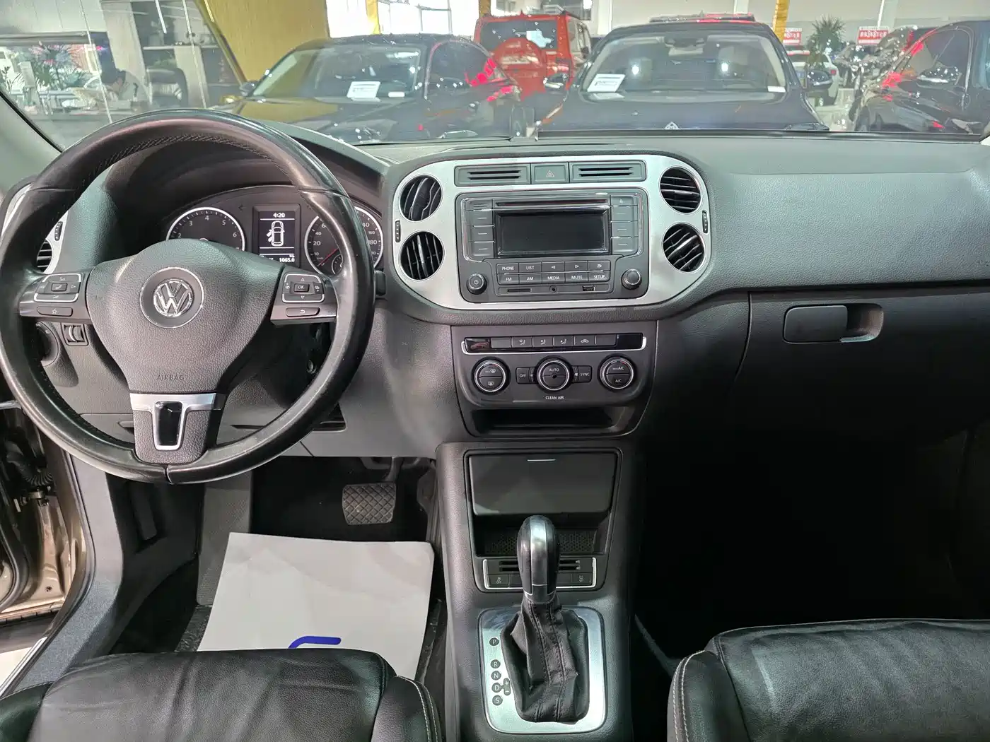 VOLKSWAGEN TIGUAN