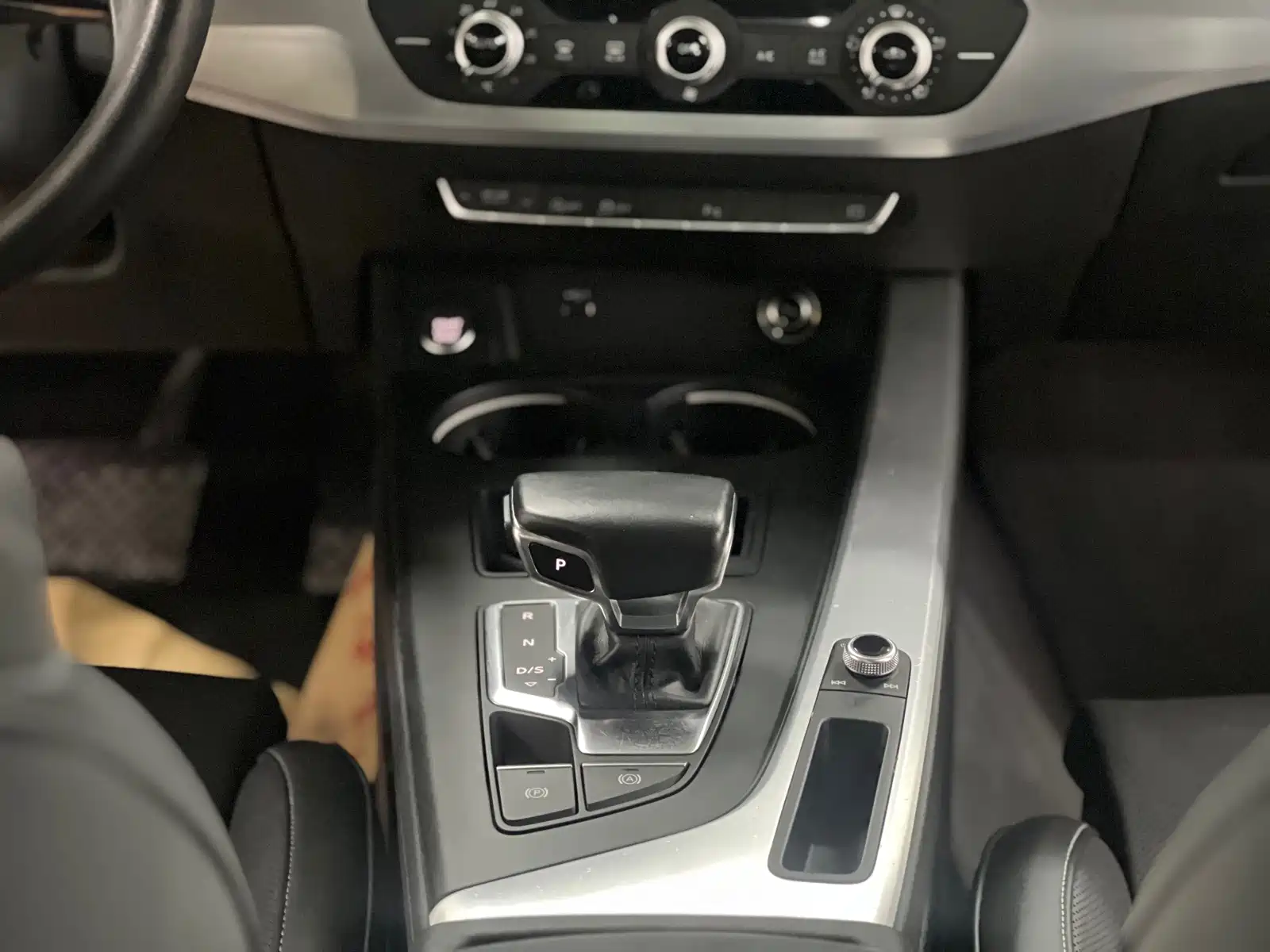Фото 11 - Audi A4L