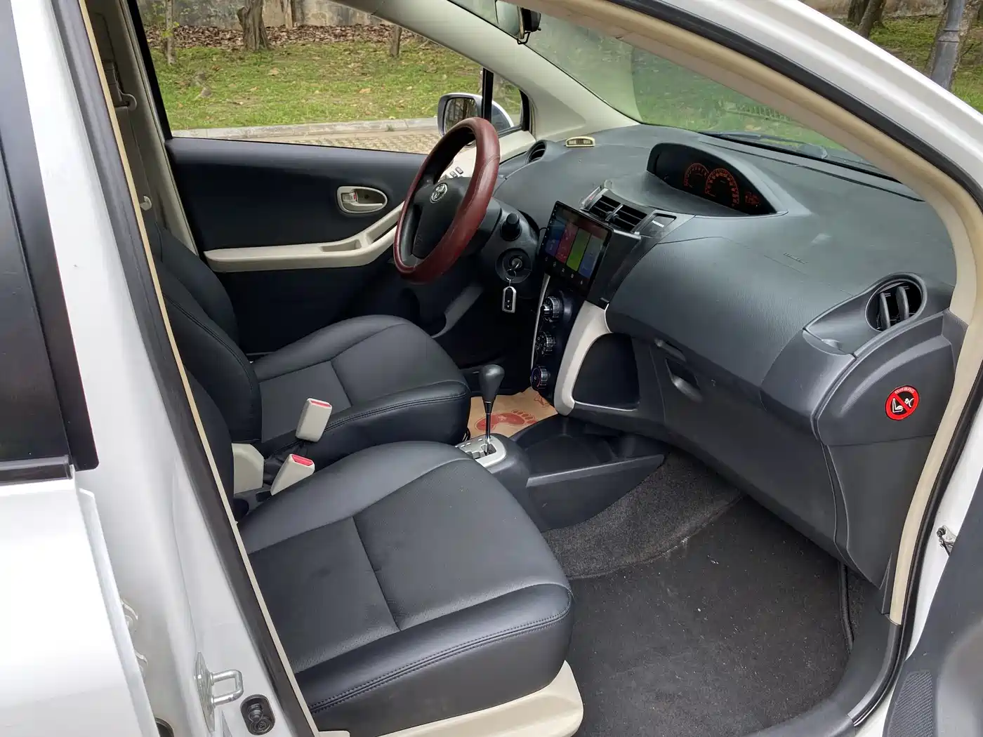 Toyota Yaris 2011 1.6E Auto Charm Edition фото 16