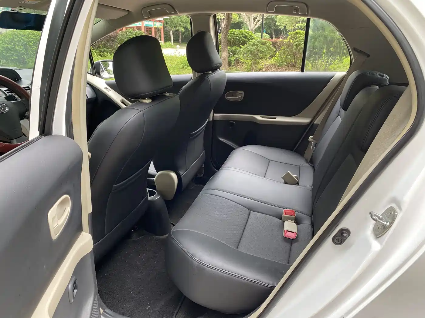 Toyota Yaris 2011 1.6E Auto Charm Edition фото 6