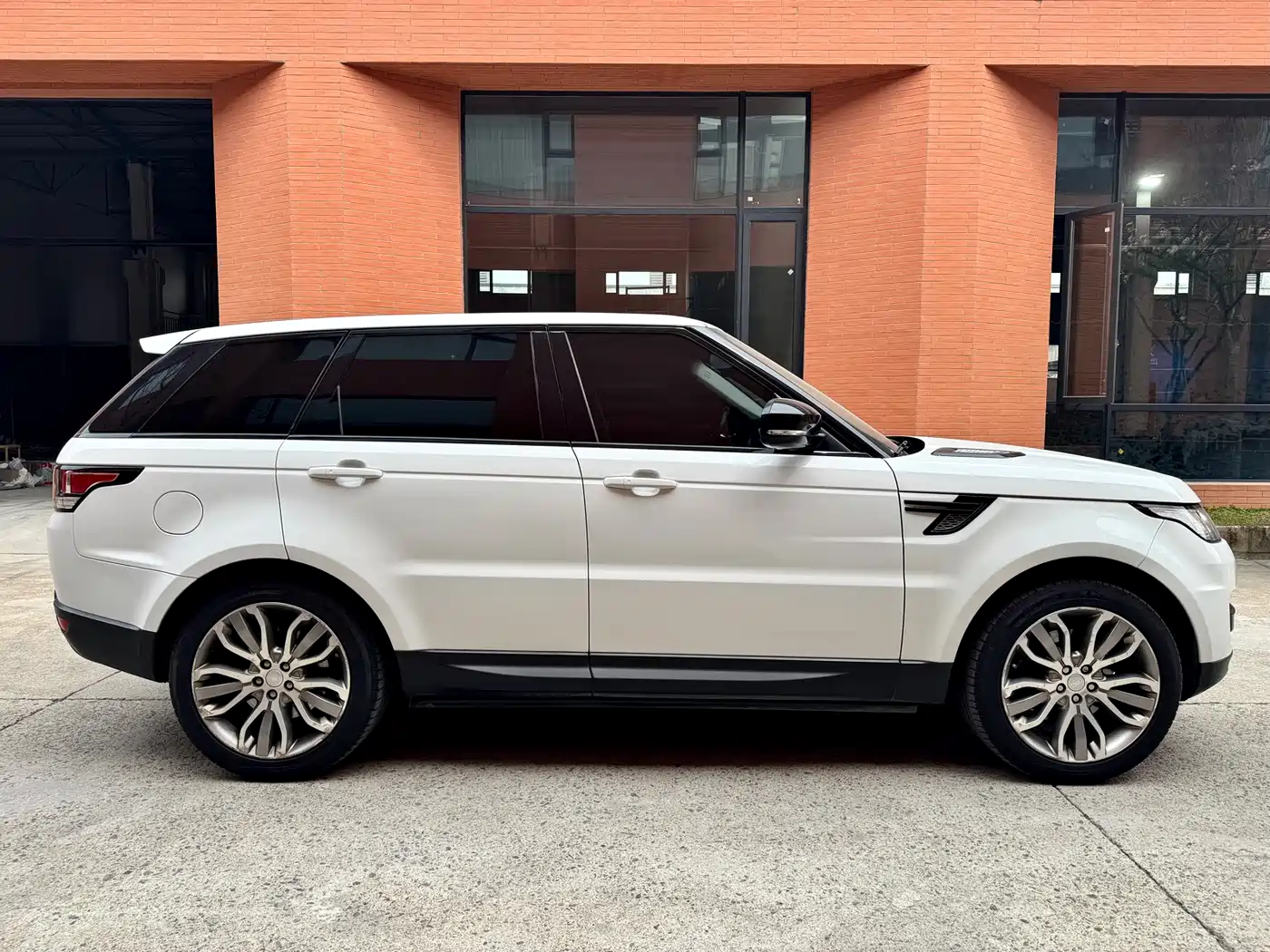 Land Rover Range Rover Sport 2016 Model 3.0 SC V6 HSE DYNAMIC фото 4
