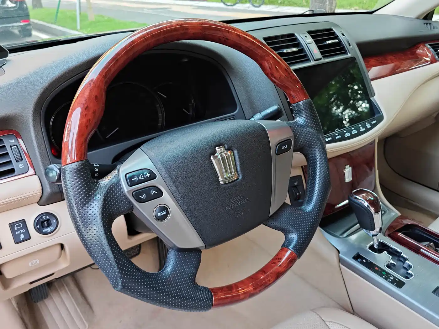 Toyota Crown 2012 2.5L Royal Leather Edition фото 6