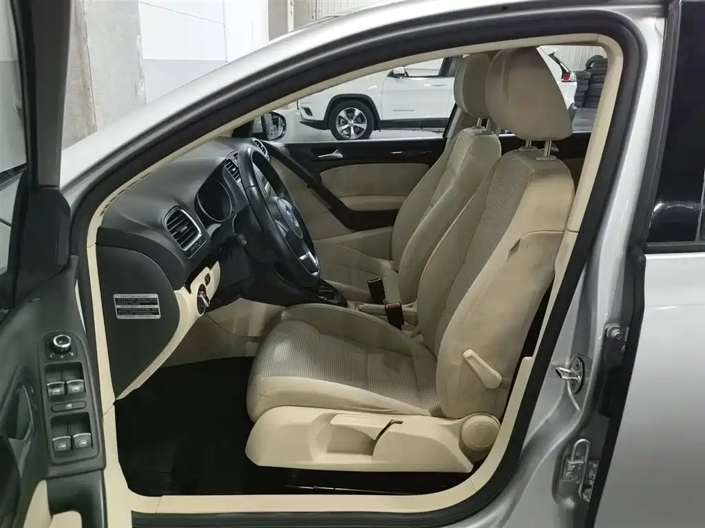 Volkswagen Golf 2012 1.6 Automatic Comfort Type фото 10