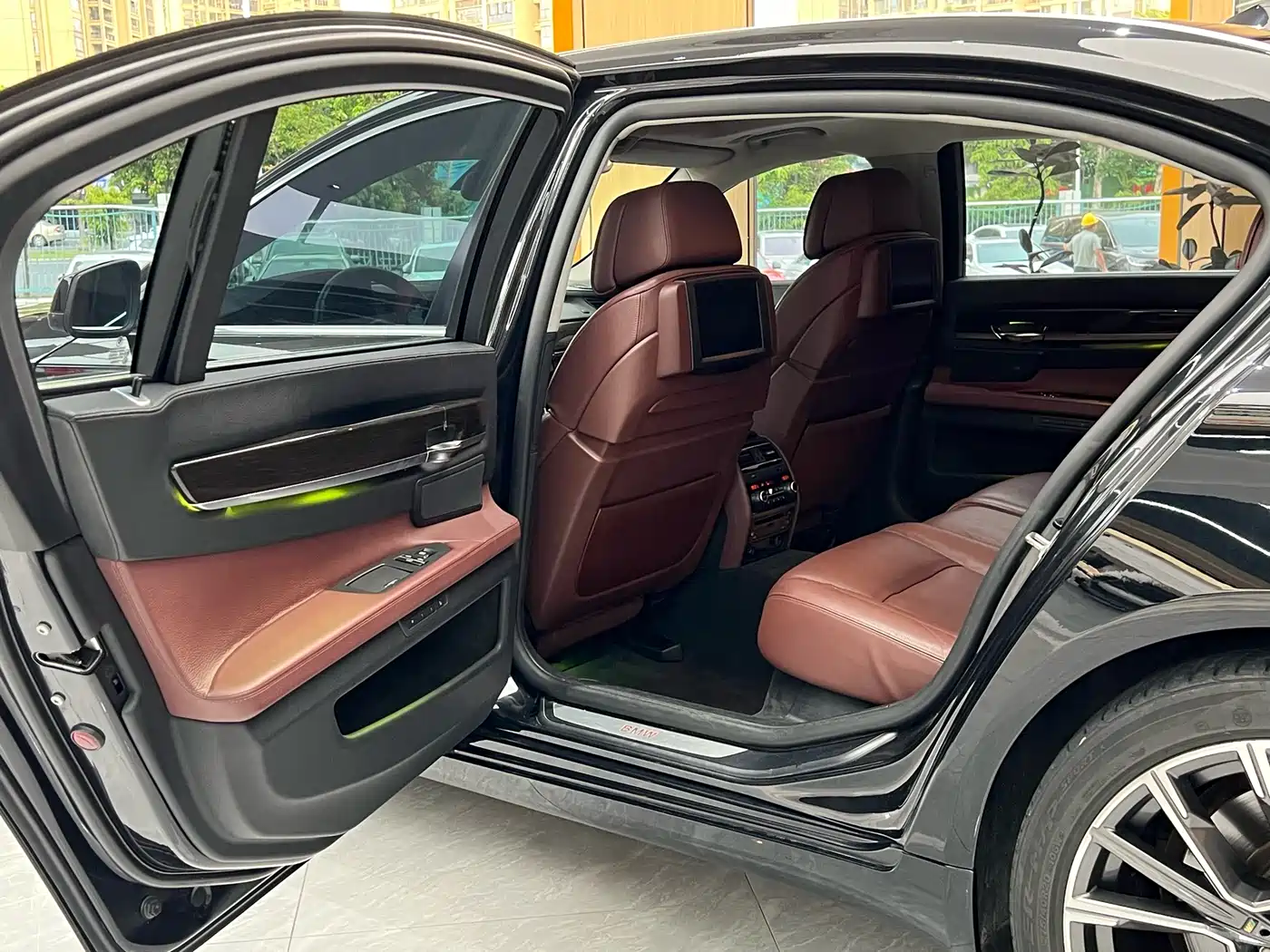 BMW 7 Series 2011 750Li xDrive фото 18