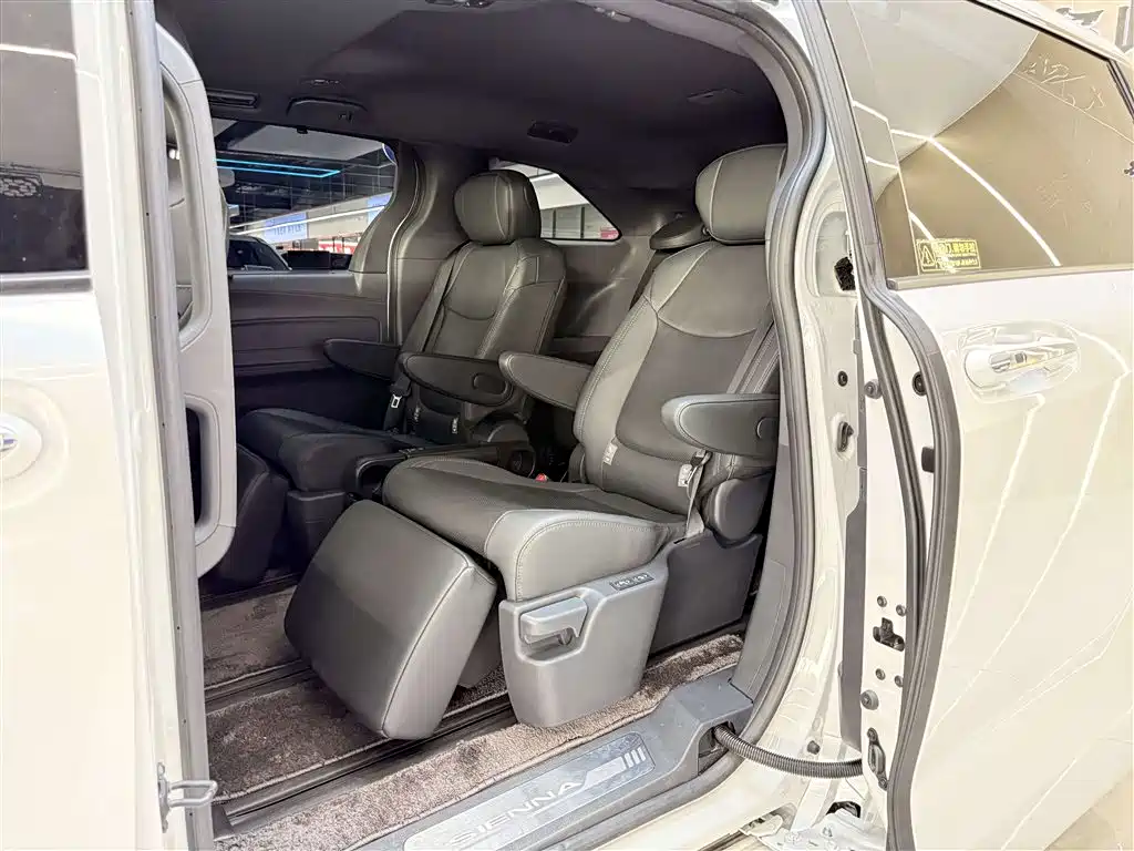 Toyota Sienna 2023 2.5L Hybrid Premium Edition фото 13
