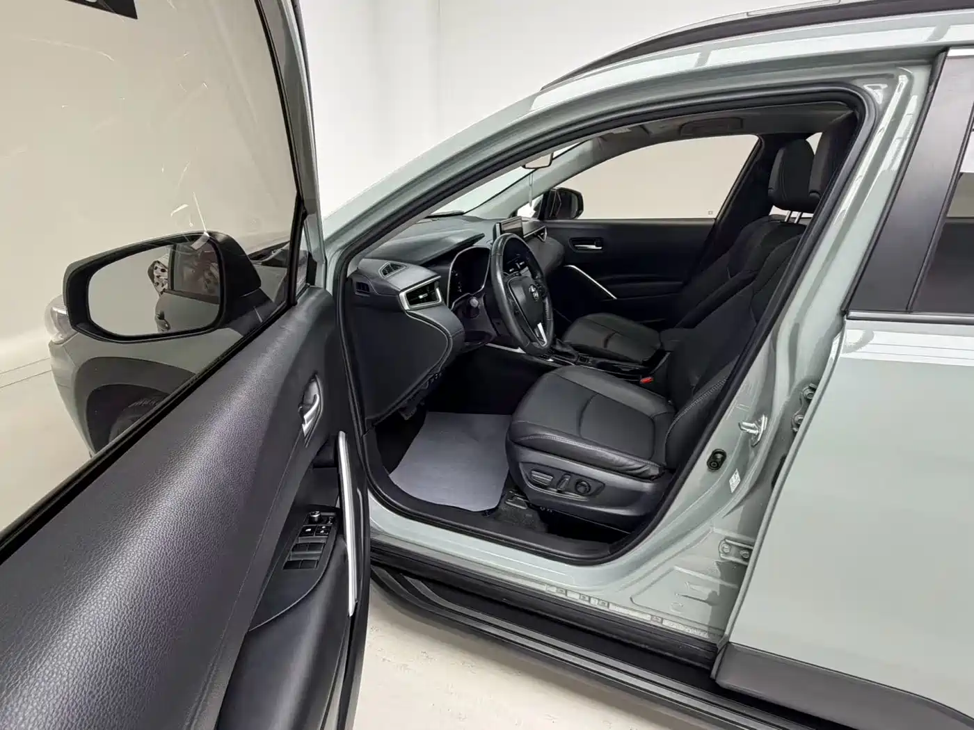 Toyota Corolla Cross 2023 2.0L Premium Edition фото 11