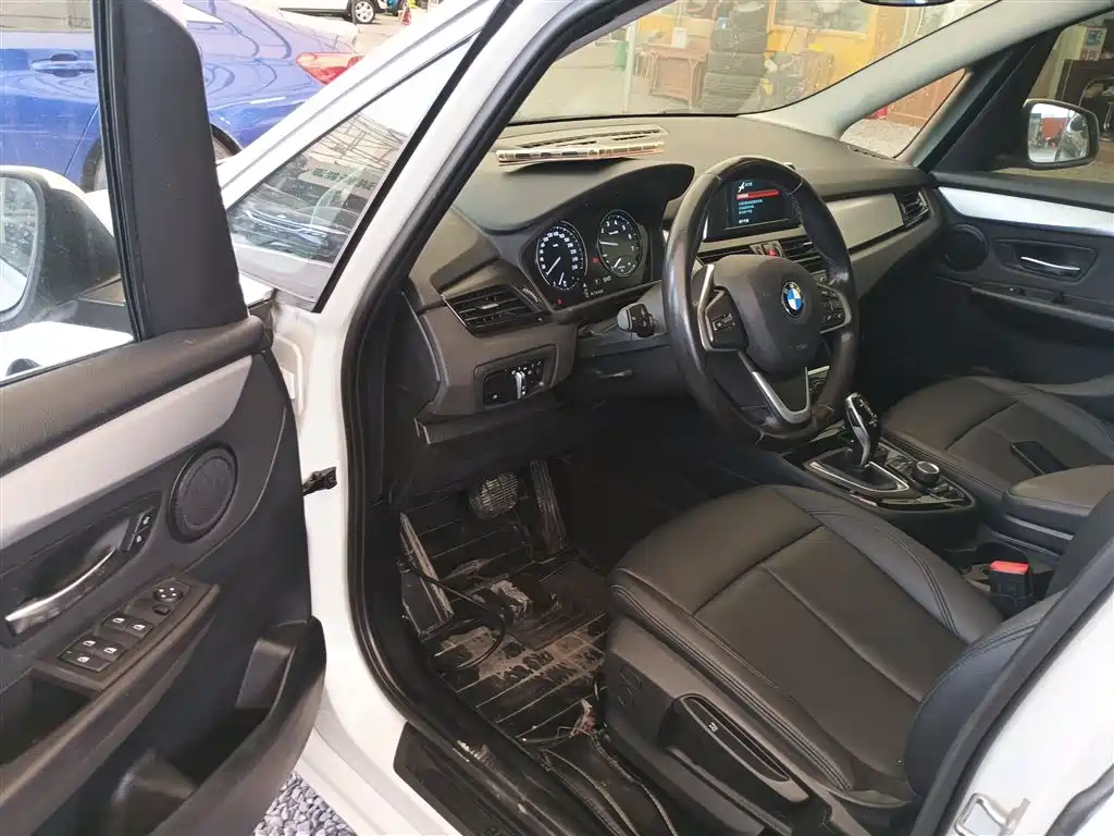 BMW 2 Series Gran Tourer 2019 220i Leading фото 12