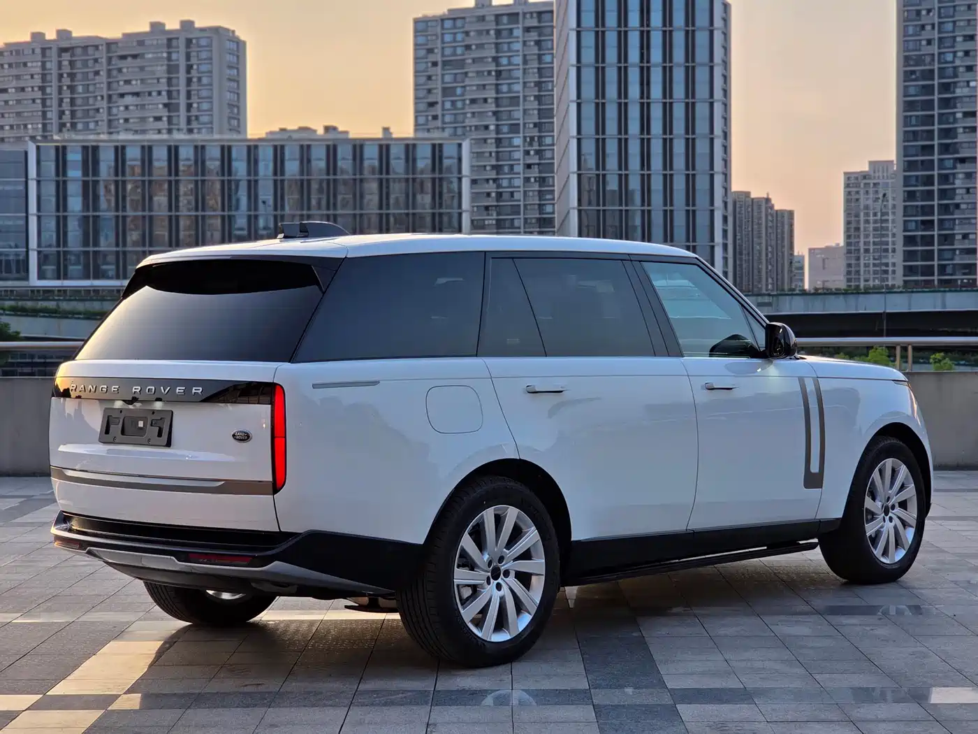 Land Rover Range Rover 2025 3.0 L6 400PS Flourishing Era Extended Wheelbase фото 6