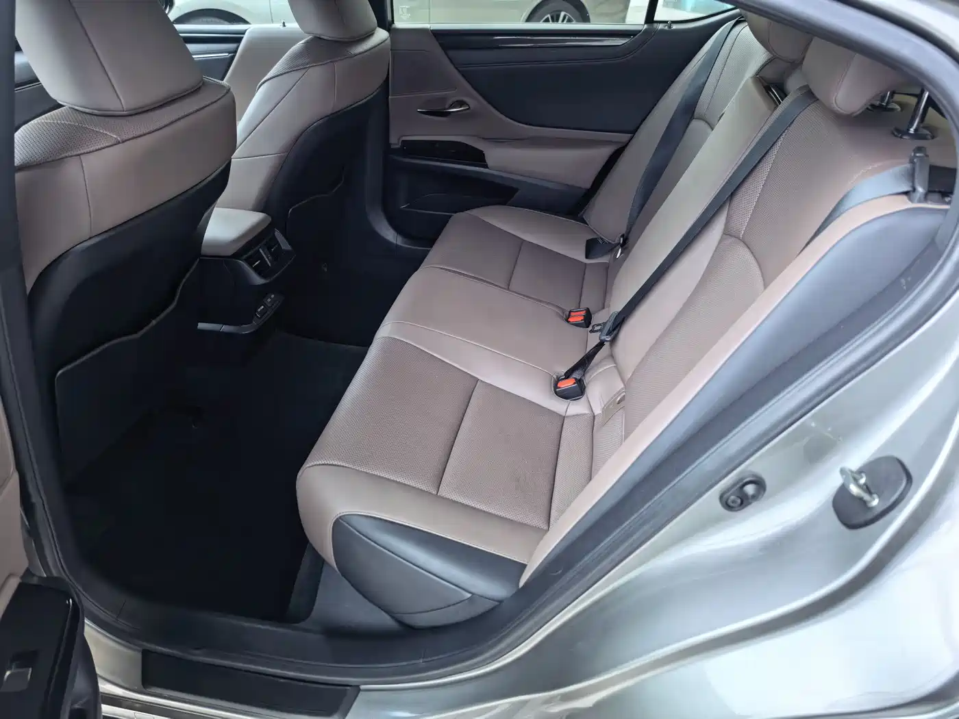 Lexus ES 2023 200 Excellence Edition фото 6