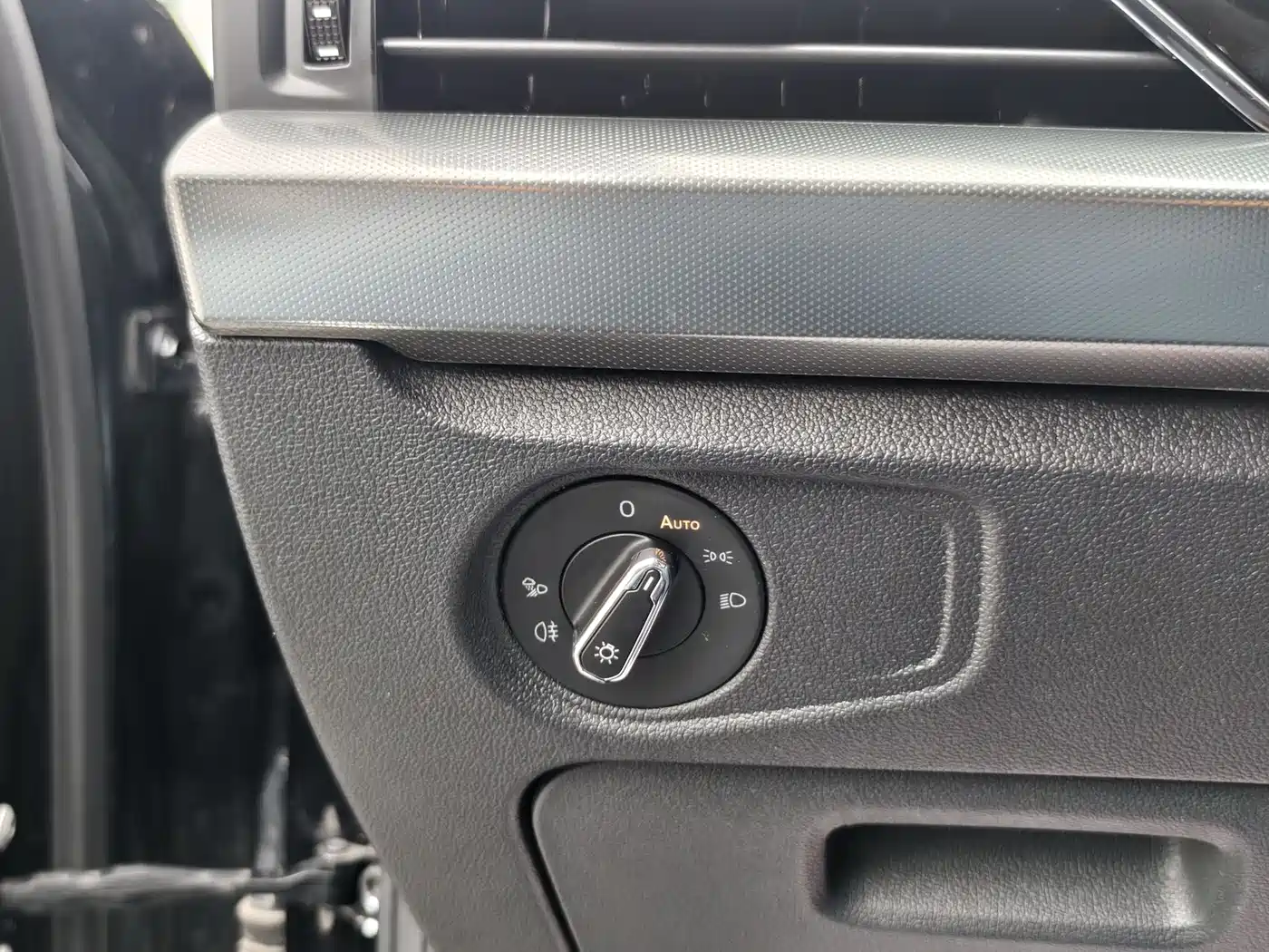 Volkswagen Passat 2023 280TSI Elite Edition фото 12