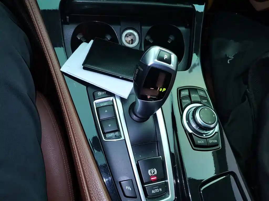 BMW 5 Series (Import) 2014 520i Classic фото 7