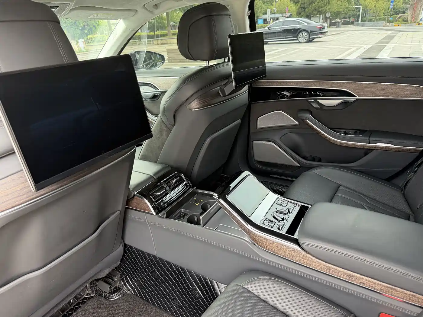 Фото 11 - Audi A8