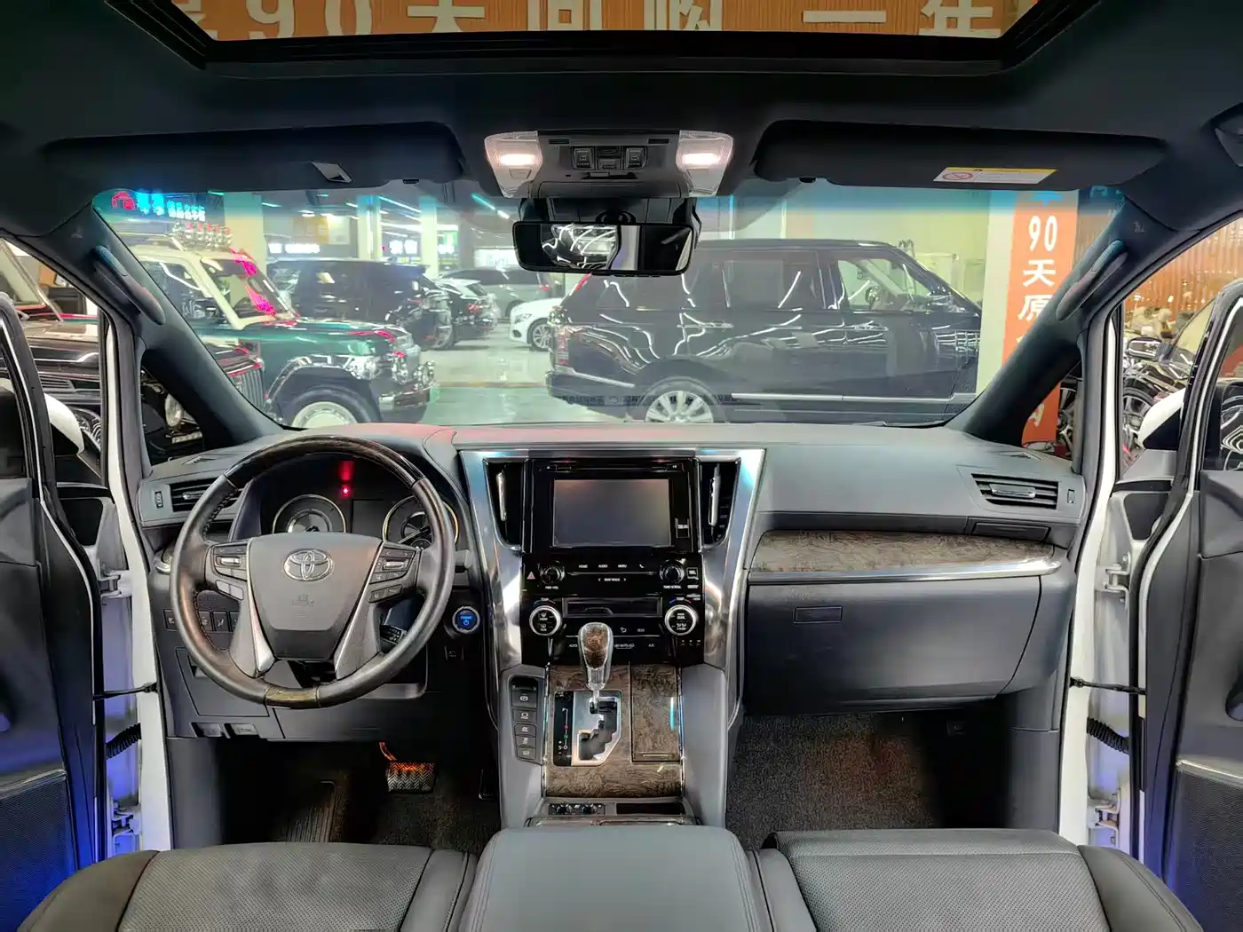 Toyota Vellfire 2019 Hybrid 2.5L HV Premium Edition фото 5
