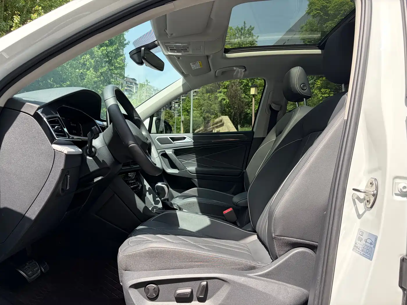 Volkswagen Tiguan L 2024 Outstanding 330TSI Auto 2WD R-Line Dragon Glory Edition фото 17