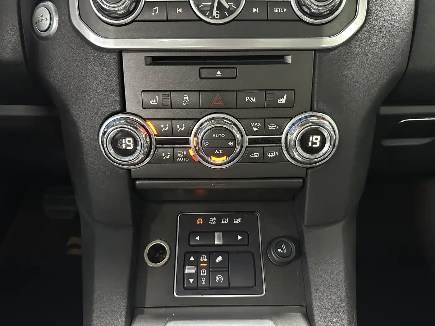 Land Rover Discovery 2016 3.0 SC V6 HSE фото 12