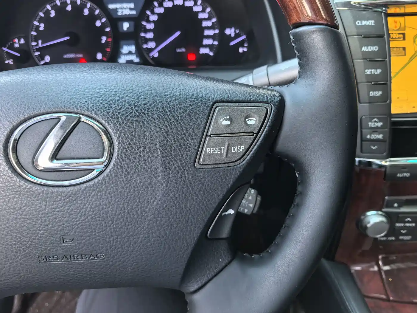 Фото 17 - Lexus LS