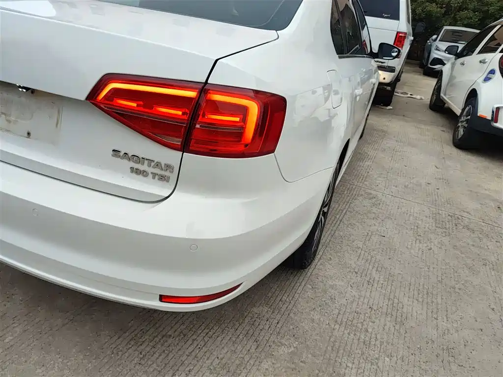 Volkswagen Sagitar 2018 180TSI DSG Premium Edition фото 8
