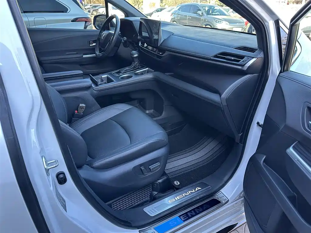 Toyota Sienna 2023 2.5L Hybrid Ultimate Edition фото 12