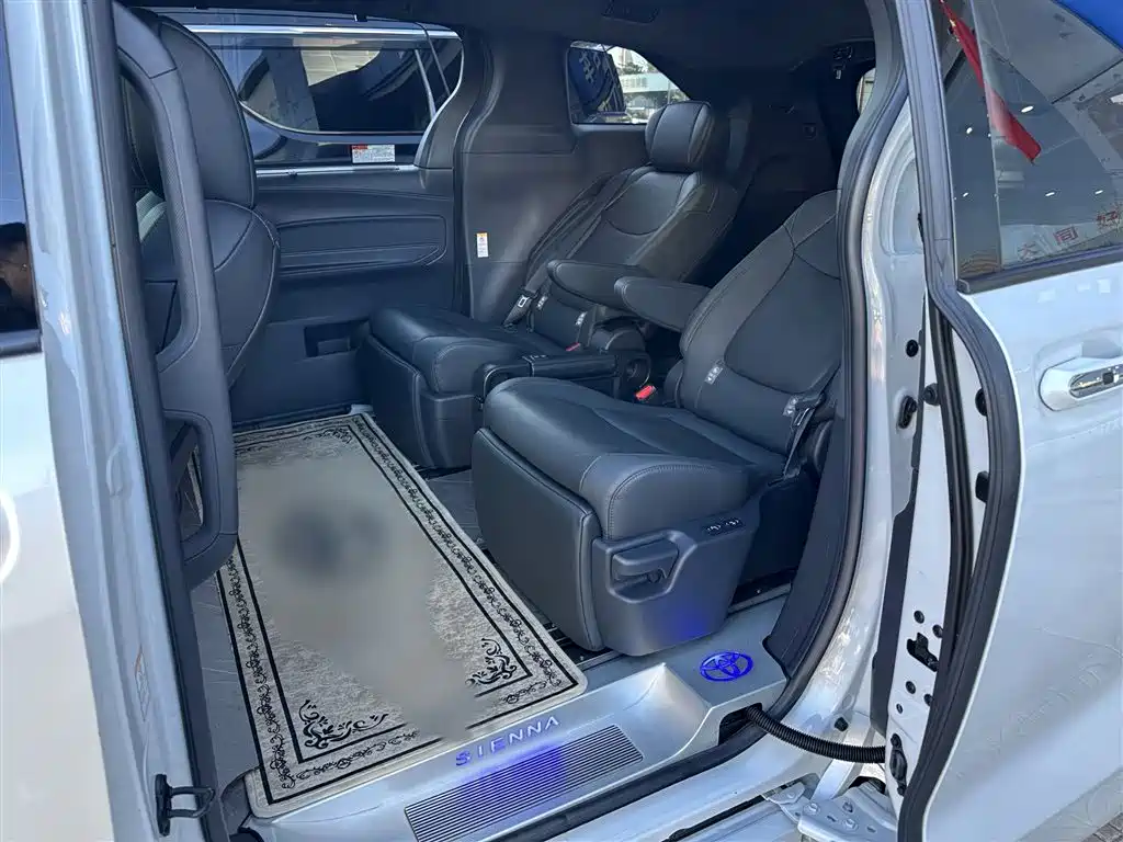 Toyota Sienna 2023 2.5L Hybrid Ultimate Edition фото 10