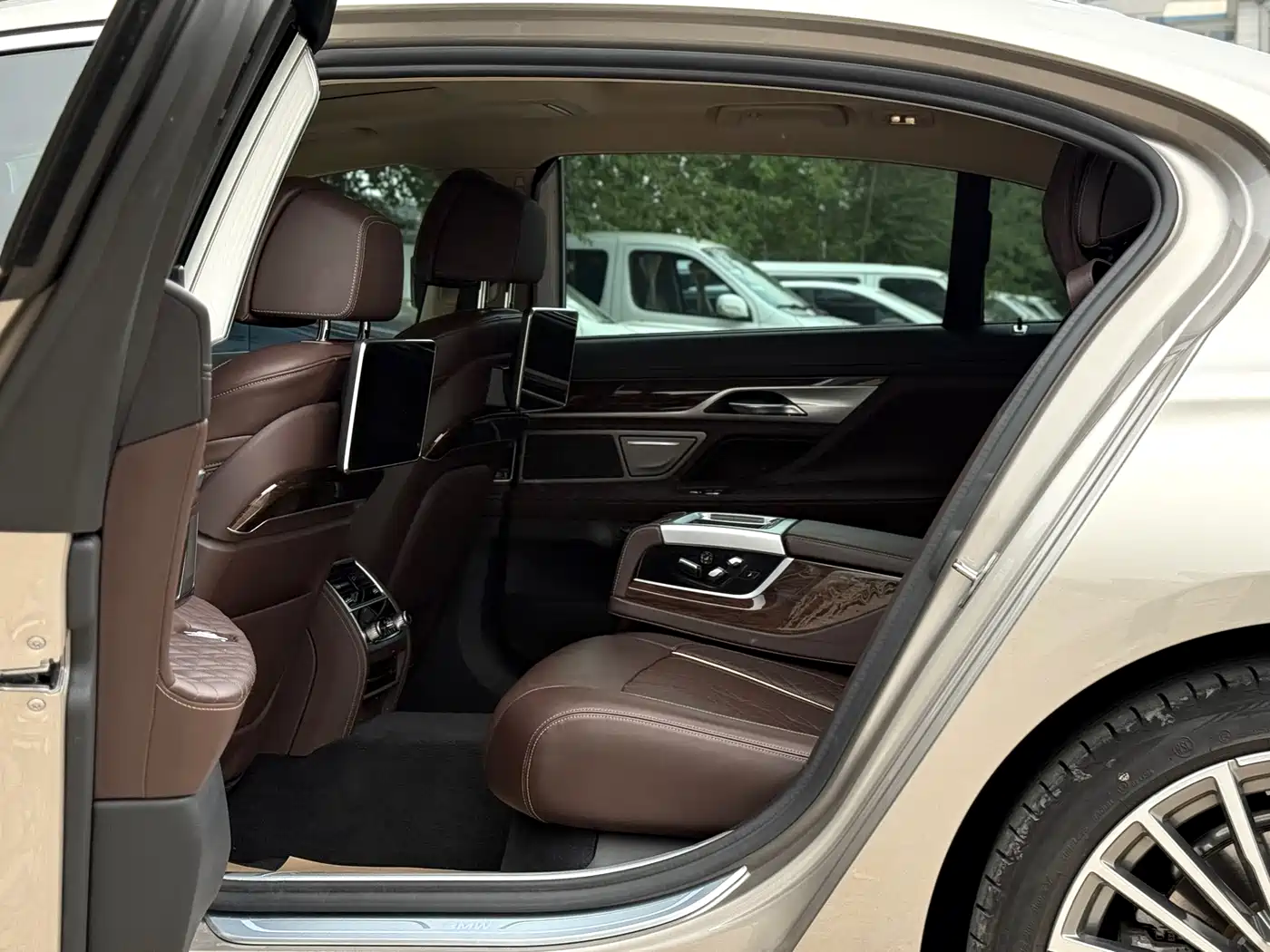 BMW 7 Series 2019 740Li Premium Luxury Package фото 10