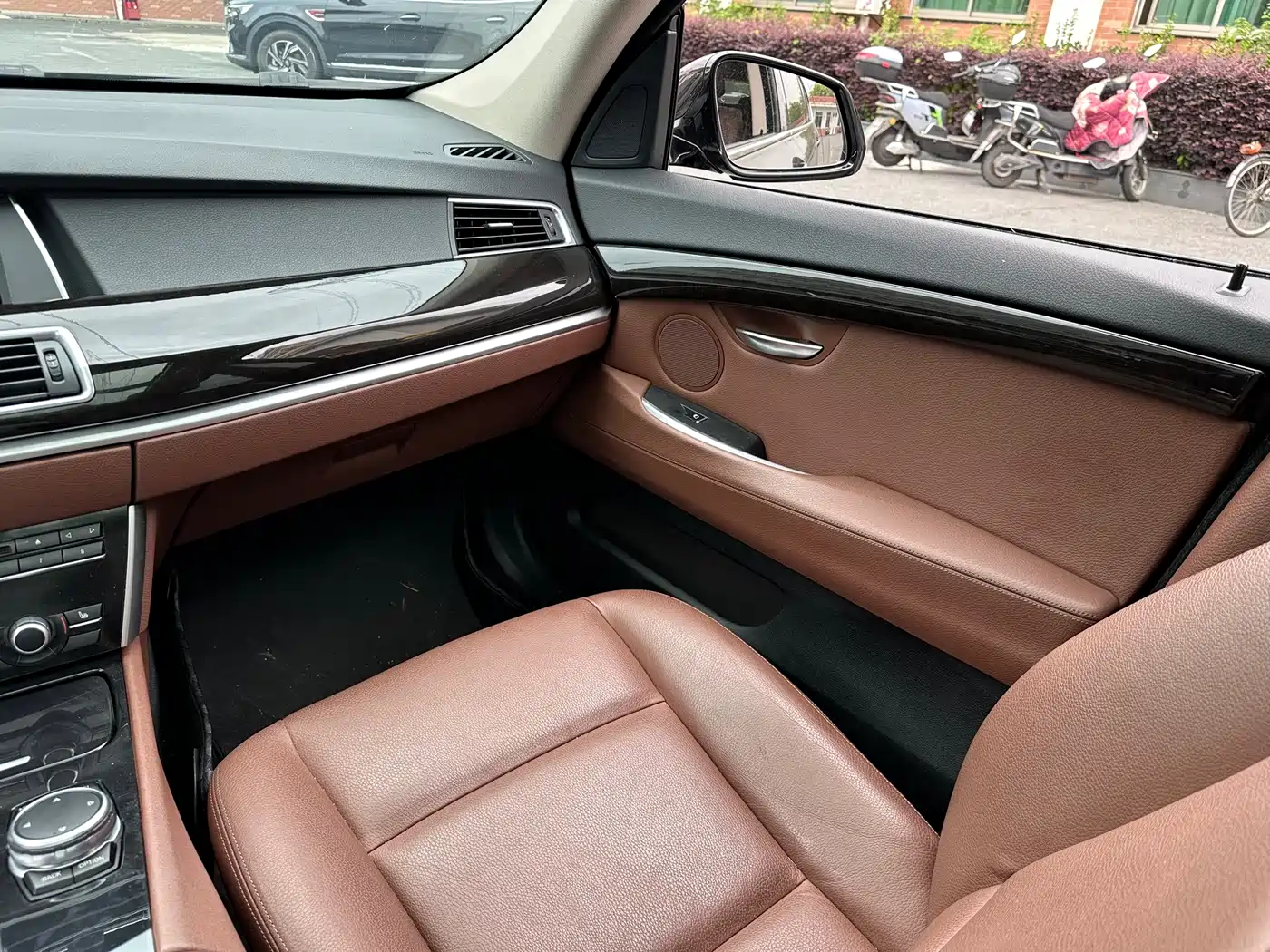 BMW 5 Series GT 2015 528i Leading фото 21