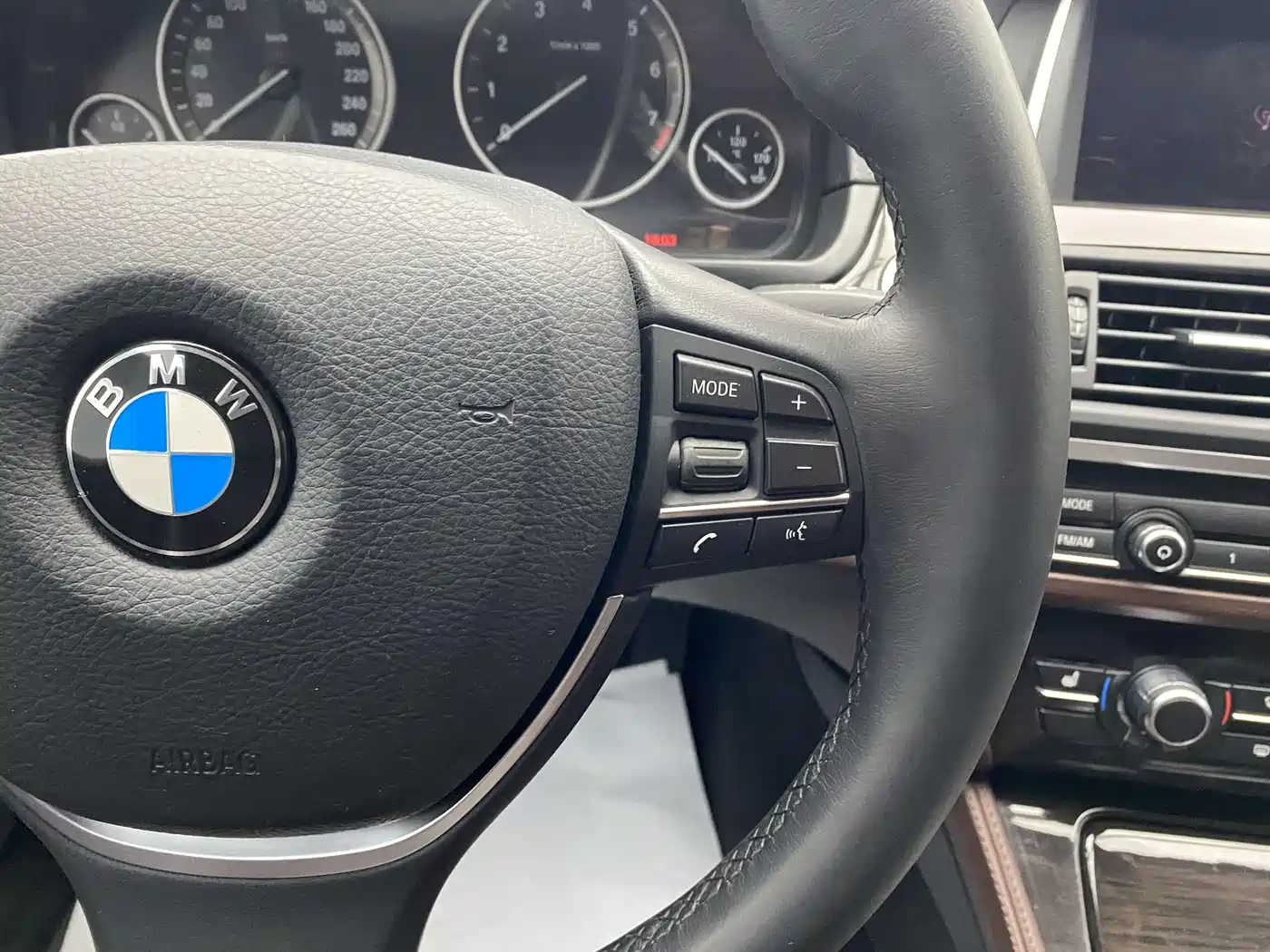 BMW 5 Series 2014 525Li Luxury Design Package фото 25