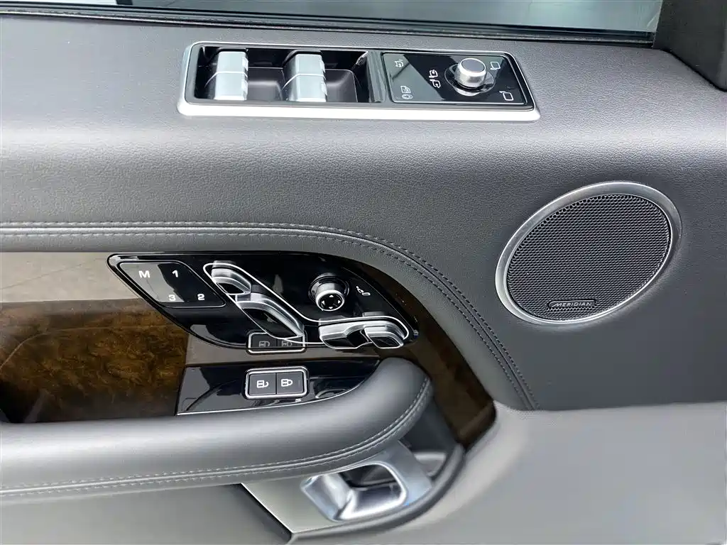 Land Rover Range Rover 2022 3.0 L6 400PS Heritage Extended Classic Edition фото 21
