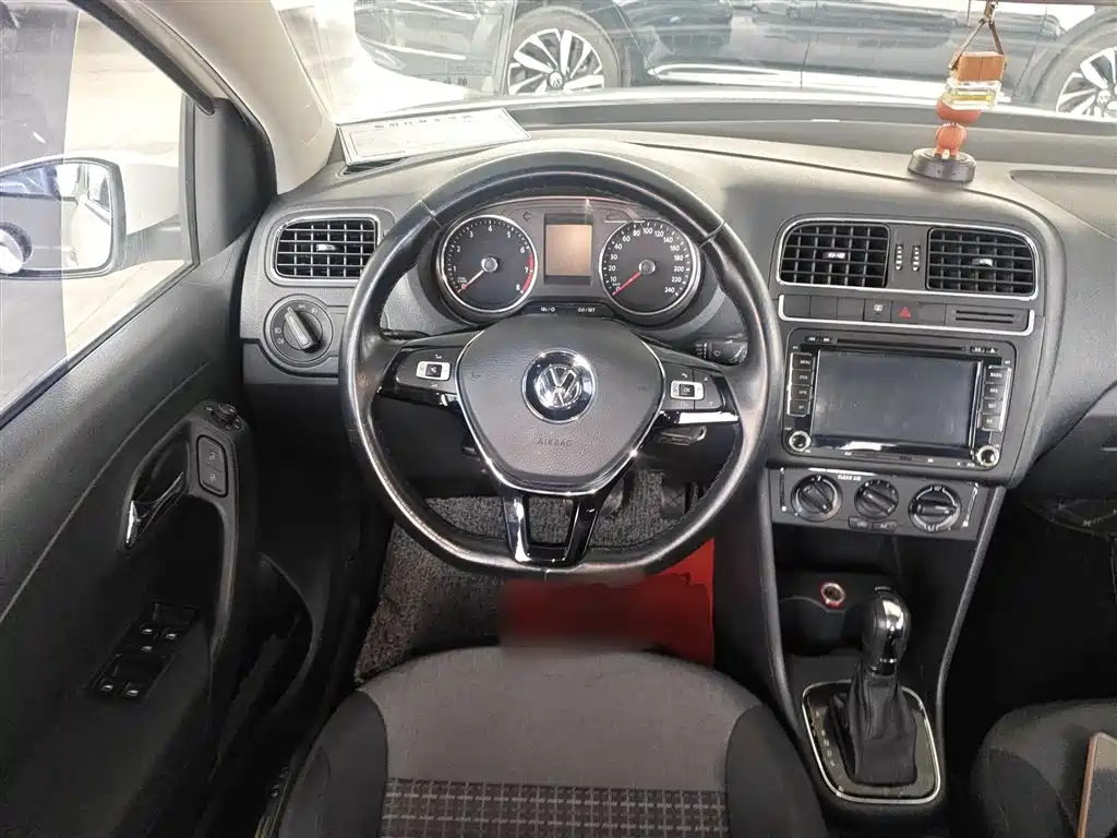 Volkswagen Polo 2016 1.6L Automatic Comfort фото 4