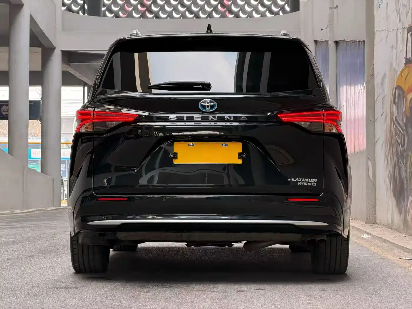 Toyota Sienna 2023 2.5L Hybrid Platinum Edition фото 4