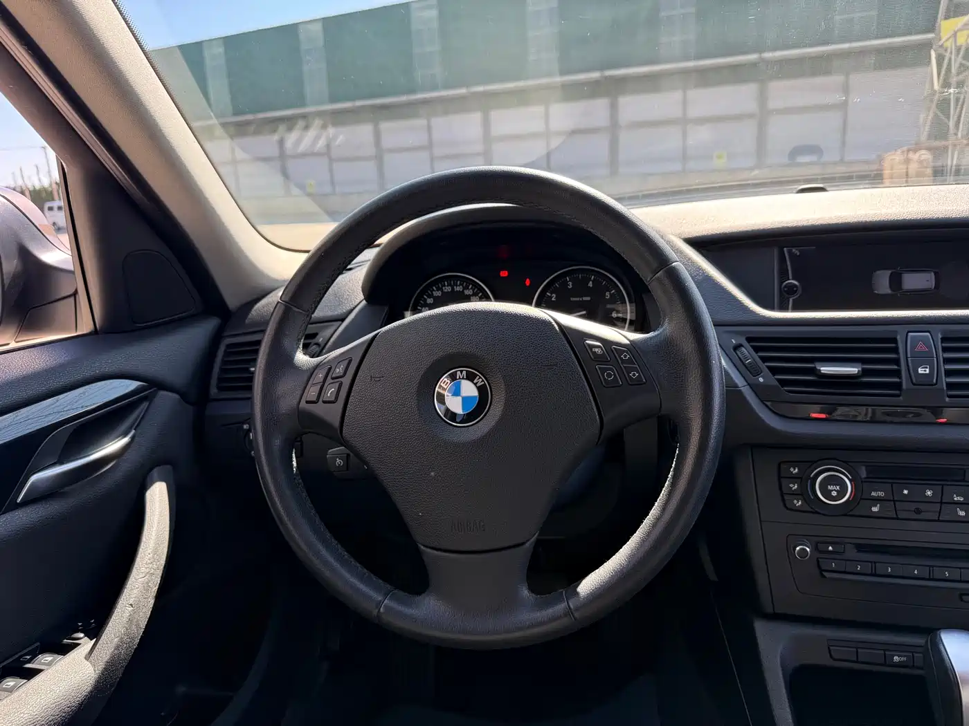 BMW X1 2012 sDrive18i Luxury Model фото 12