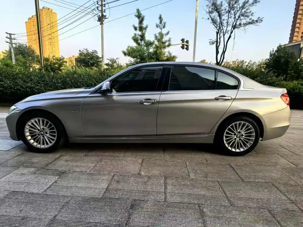 Photo 14 - BMW 3 Series