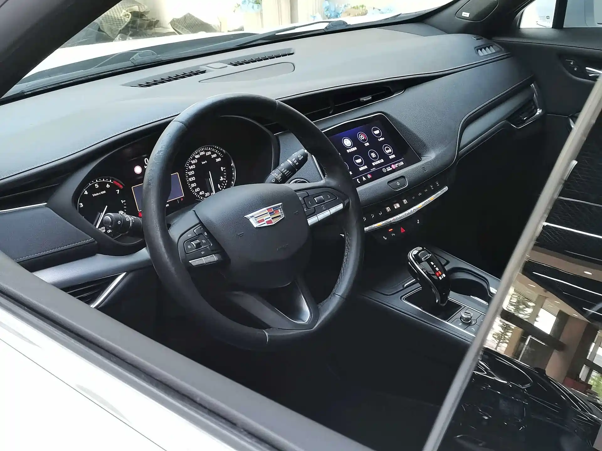 Photo 7 - Cadillac XT4