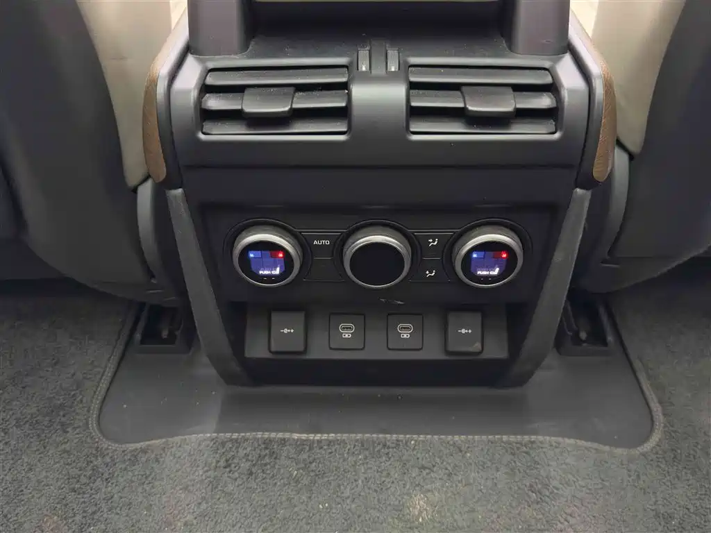 Land Rover Defender 2022 Model 90 2.0T P300 Tiger Ambition Edition фото 10