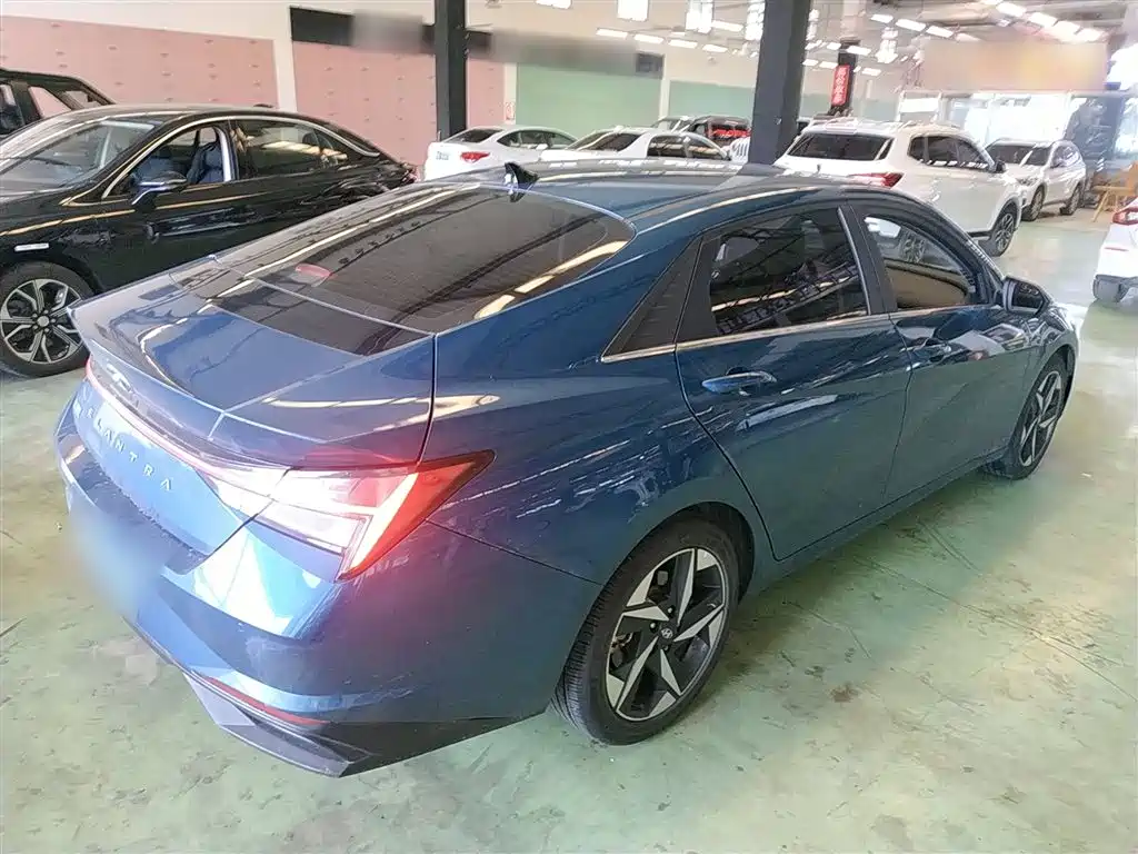 Hyundai Elantra 2021 1.5L CVT LUX Premium Edition фото 7