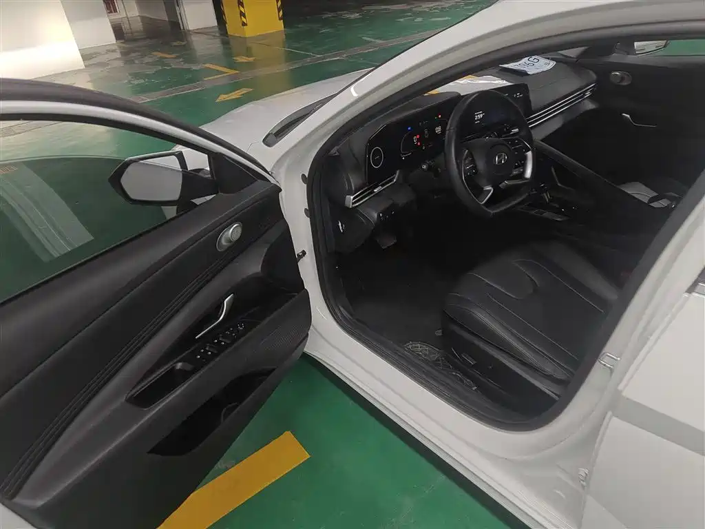 Hyundai Elantra 2023 Model 1.5L CVT LUX Premium Edition фото 16