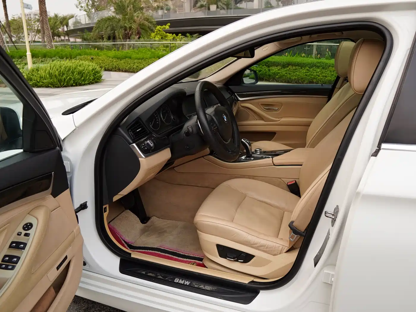 BMW 5 Series 2011 535Li Leading фото 5
