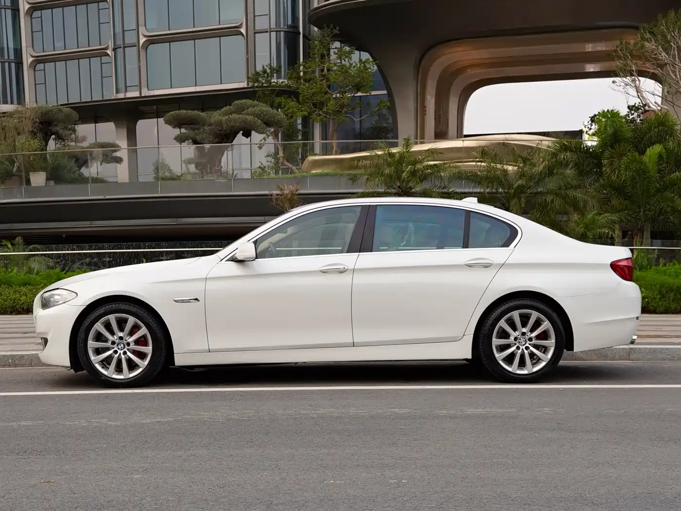 BMW 5 Series 2011 535Li Leading фото 4