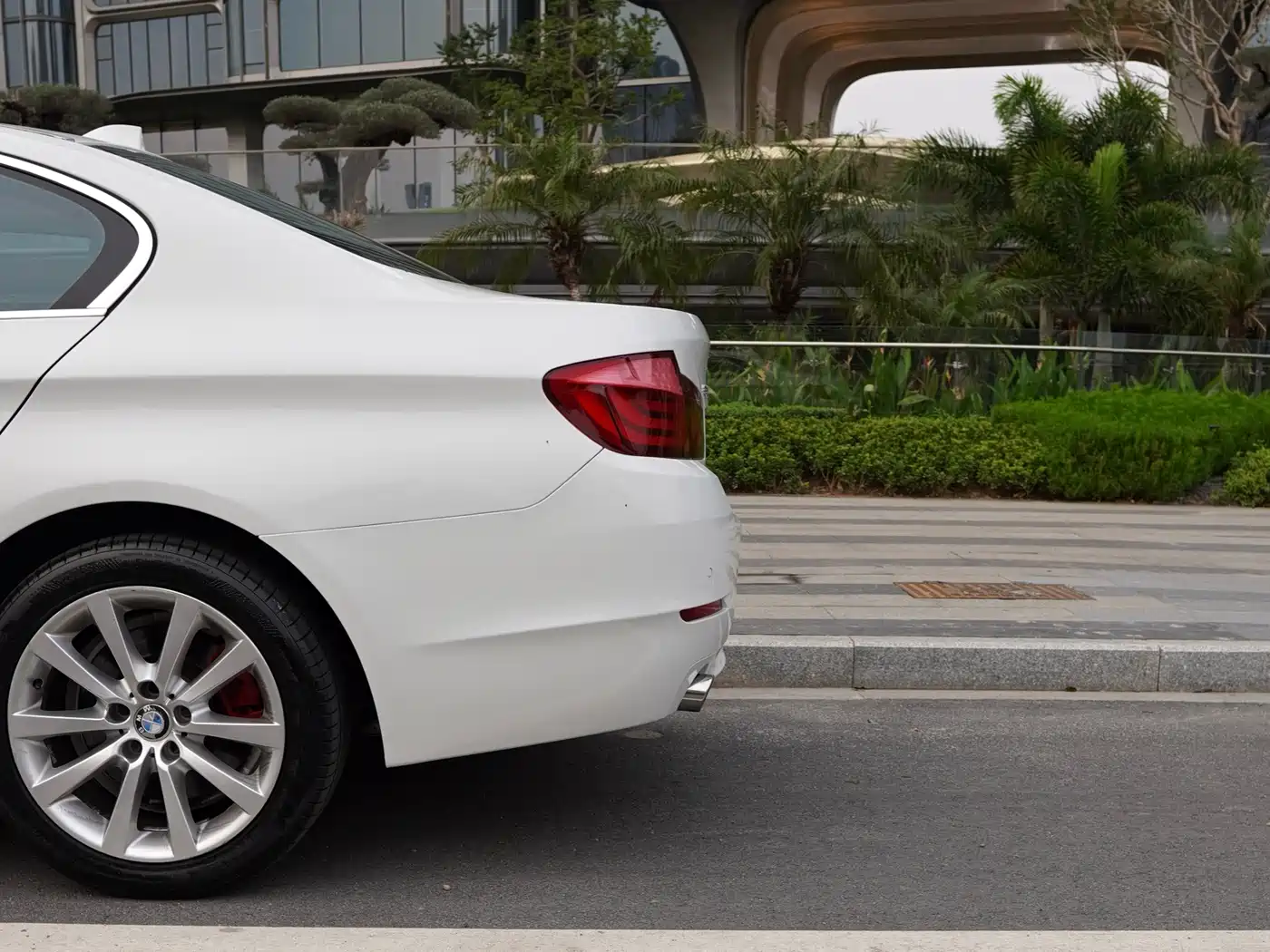 BMW 5 Series 2011 535Li Leading фото 24