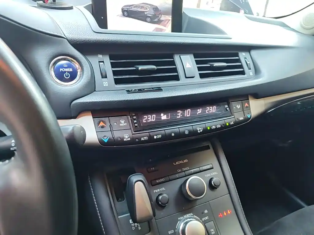 Фото 13 - Lexus CT